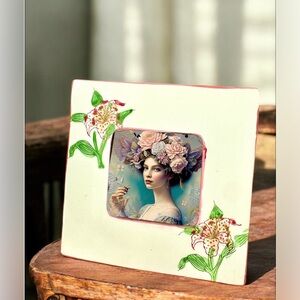 Vintage ceramic Lilly frame white